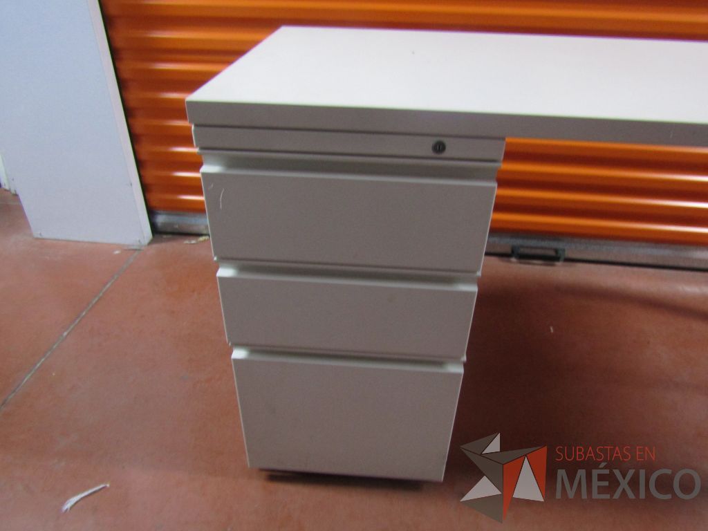 Lote 003 - Escritorio con archivero de pedestal de 3 cajones y cubierta color blanco - Imagen 11