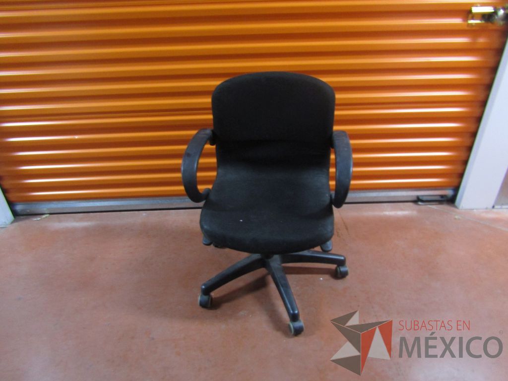 Lote 011 - Silla operativa con ruedas, asiento y respaldo en tela color negro