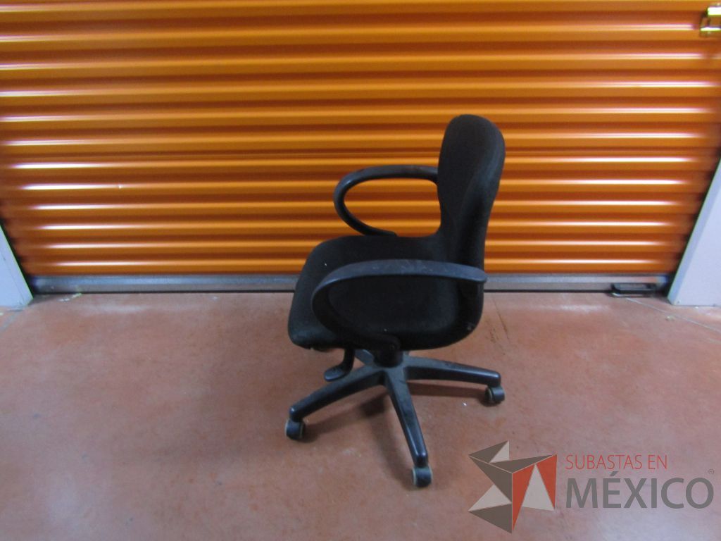 Lote 011 - Silla operativa con ruedas, asiento y respaldo en tela color negro - Imagen 2