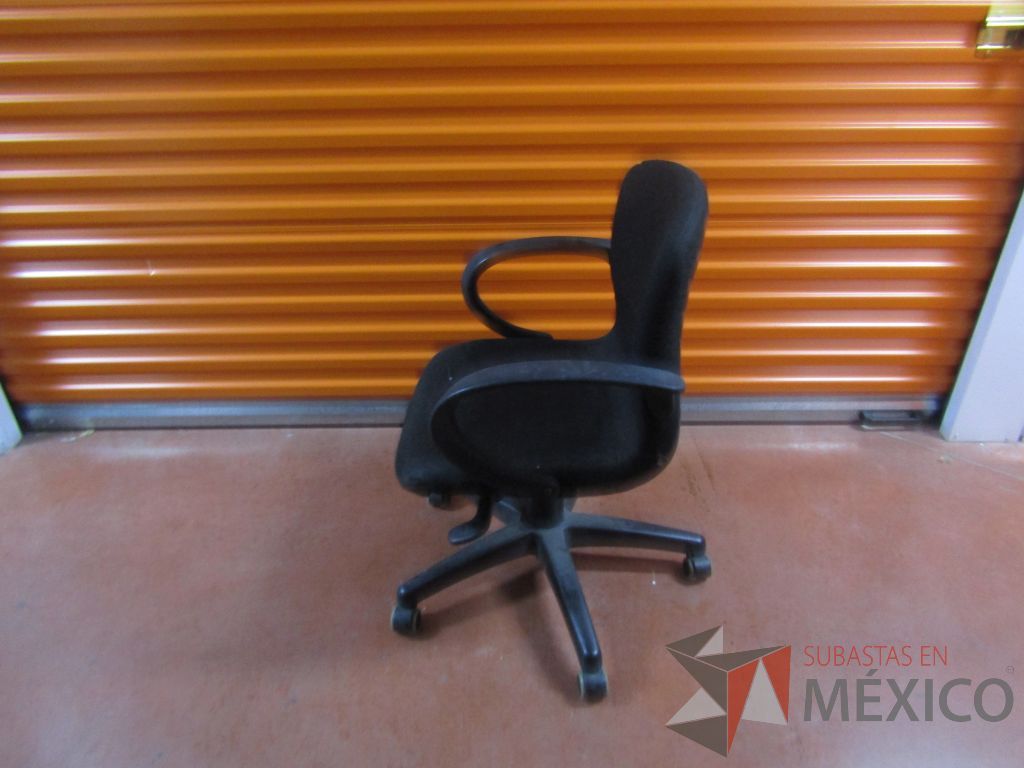 Lote 011 - Silla operativa con ruedas, asiento y respaldo en tela color negro - Imagen 3