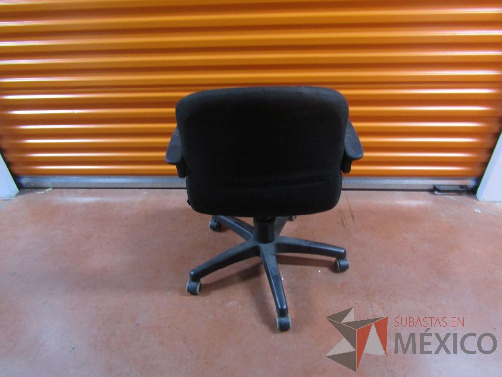 Lote 011 - Silla operativa con ruedas, asiento y respaldo en tela color negro - Imagen 4