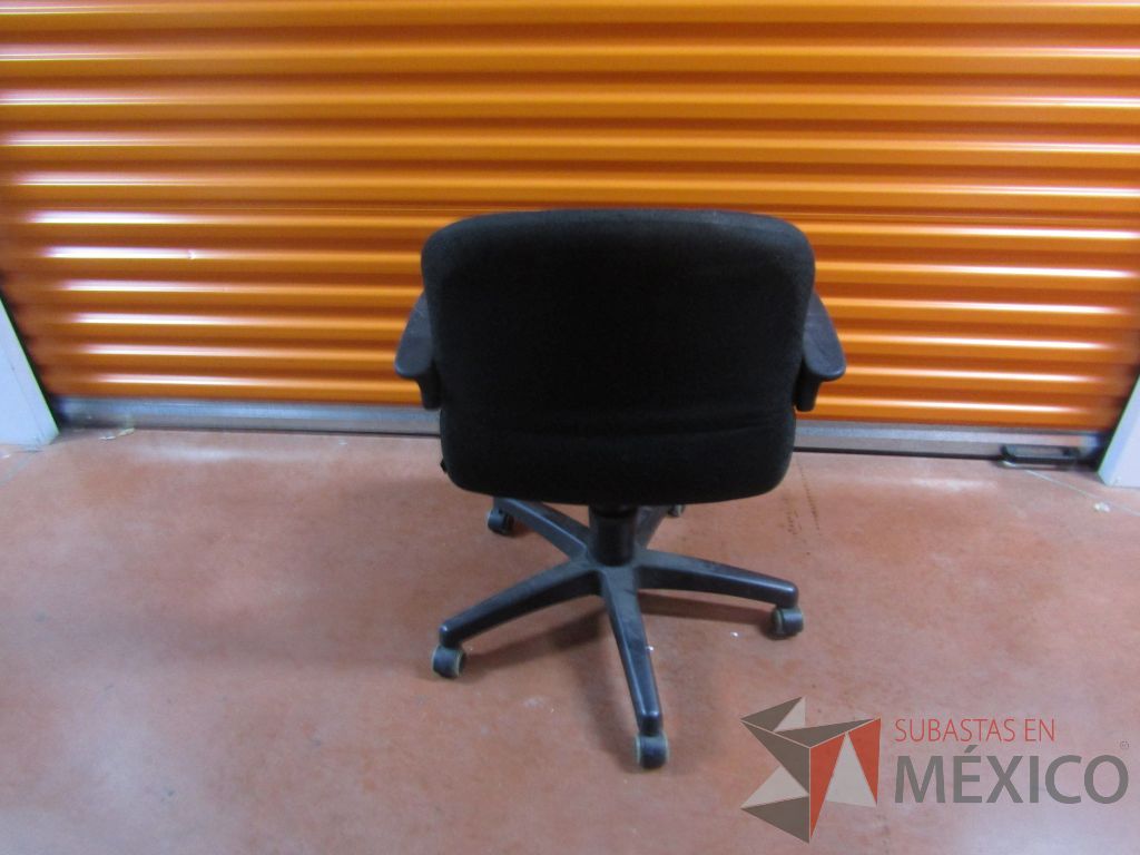Lote 011 - Silla operativa con ruedas, asiento y respaldo en tela color negro - Imagen 5