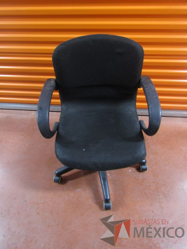 Lote 011 - Silla operativa con ruedas, asiento y respaldo en tela color negro - Imagen 6