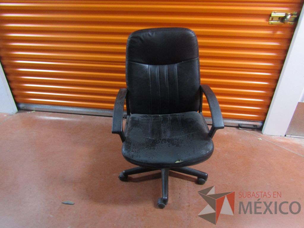 Lote 012 - Silla operativa con ruedas, asiento y respaldo tipo piel color negro (con desgaste de uso)