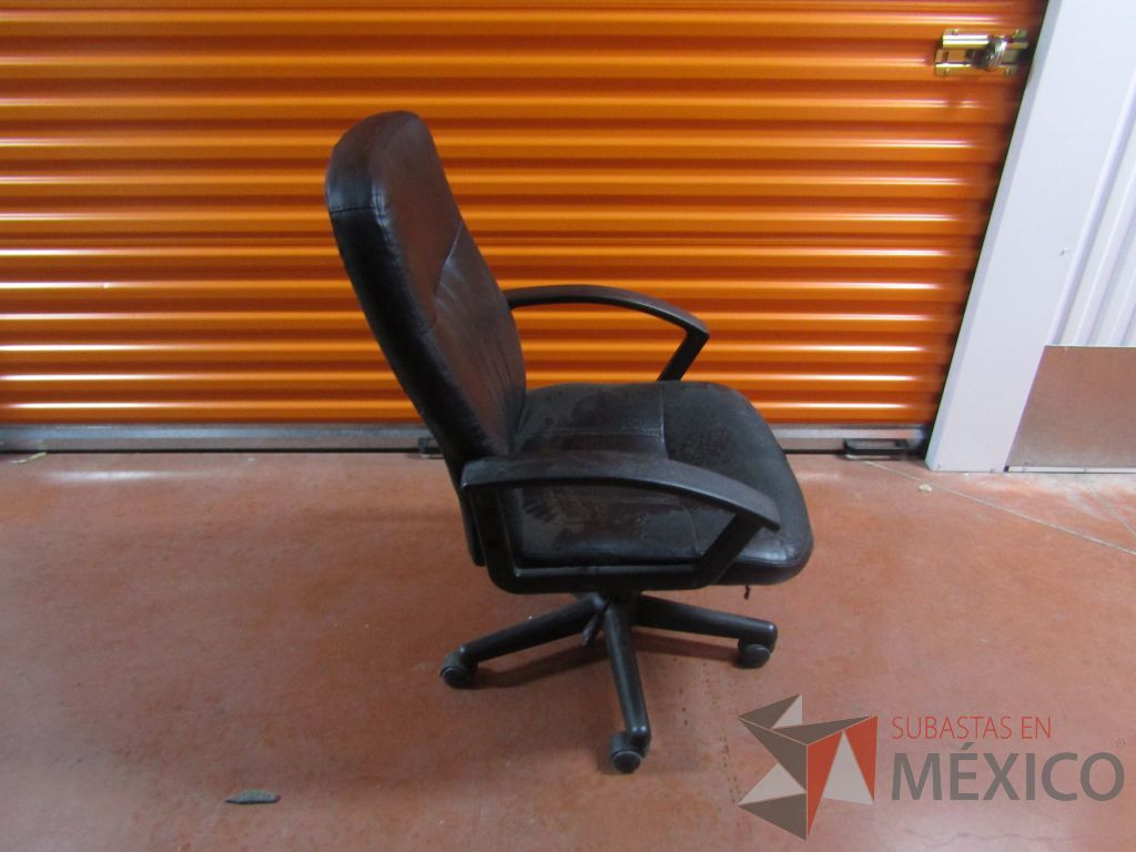 Lote 012 - Silla operativa con ruedas, asiento y respaldo tipo piel color negro (con desgaste de uso) - Imagen 2