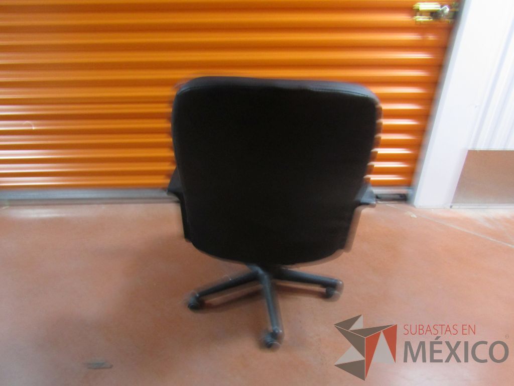 Lote 012 - Silla operativa con ruedas, asiento y respaldo tipo piel color negro (con desgaste de uso) - Imagen 3
