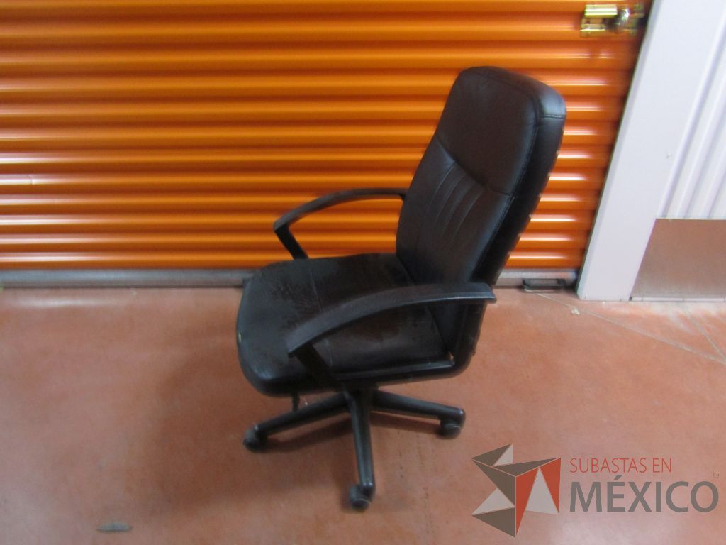 Lote 012 - Silla operativa con ruedas, asiento y respaldo tipo piel color negro (con desgaste de uso) - Imagen 4