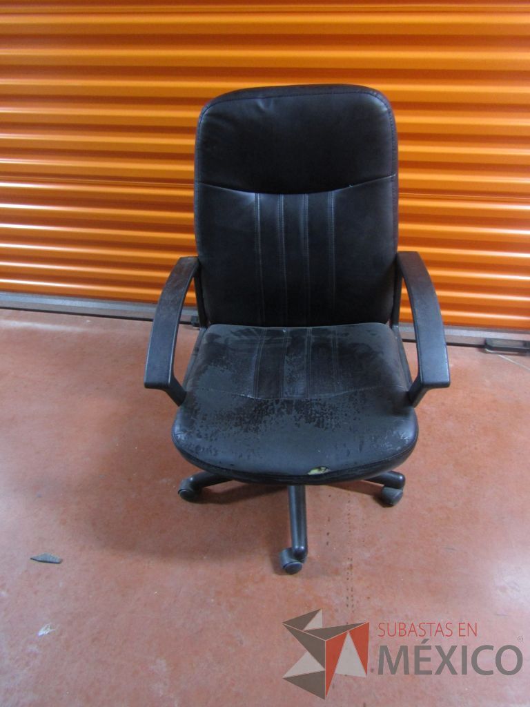 Lote 012 - Silla operativa con ruedas, asiento y respaldo tipo piel color negro (con desgaste de uso) - Imagen 5