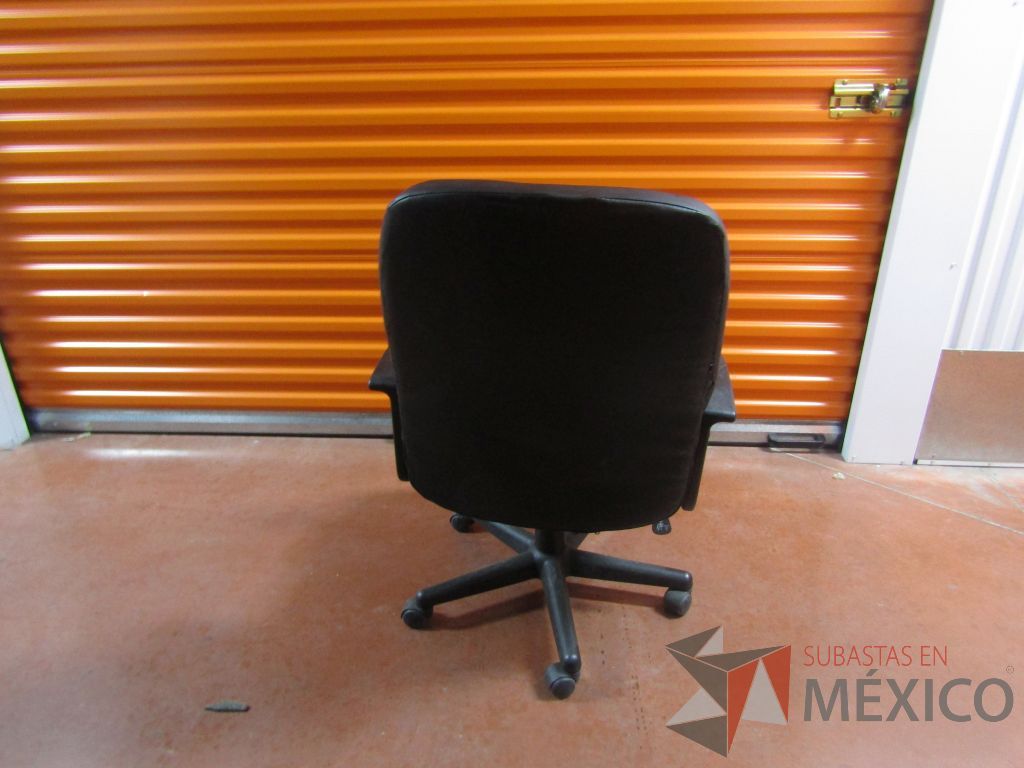 Lote 012 - Silla operativa con ruedas, asiento y respaldo tipo piel color negro (con desgaste de uso) - Imagen 6