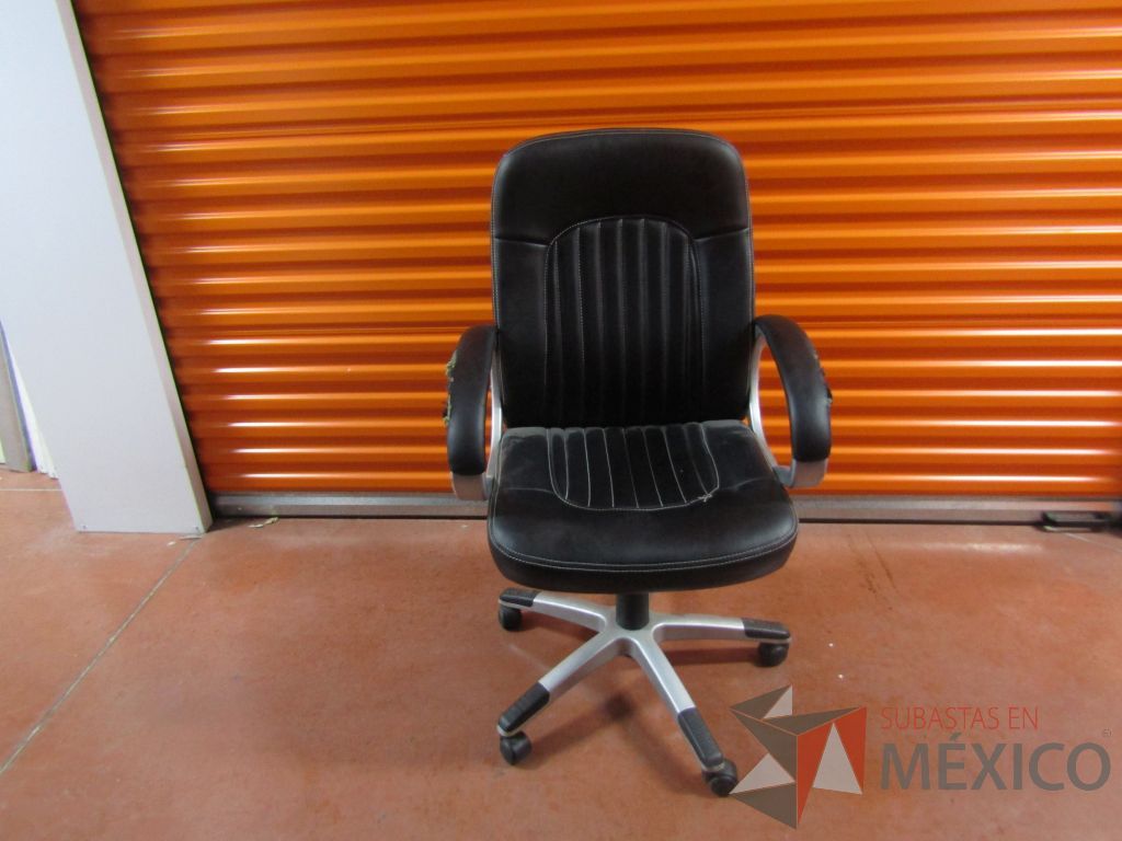 Lote 013 - Silla operativa con ruedas, asiento y respaldo tipo piel color negro (Descansabrazos dañados)