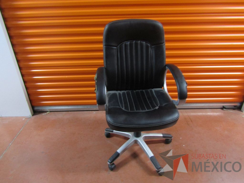 Lote 013 - Silla operativa con ruedas, asiento y respaldo tipo piel color negro (Descansabrazos dañados) - Imagen 2