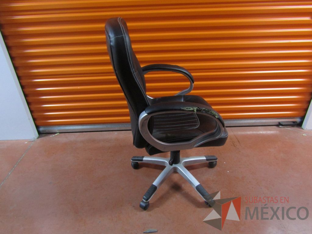 Lote 013 - Silla operativa con ruedas, asiento y respaldo tipo piel color negro (Descansabrazos dañados) - Imagen 3