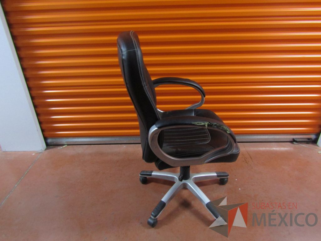 Lote 013 - Silla operativa con ruedas, asiento y respaldo tipo piel color negro (Descansabrazos dañados) - Imagen 4
