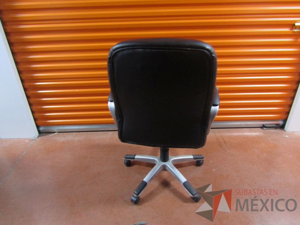 Lote 013 - Silla operativa con ruedas, asiento y respaldo tipo piel color negro (Descansabrazos dañados) - Imagen 5