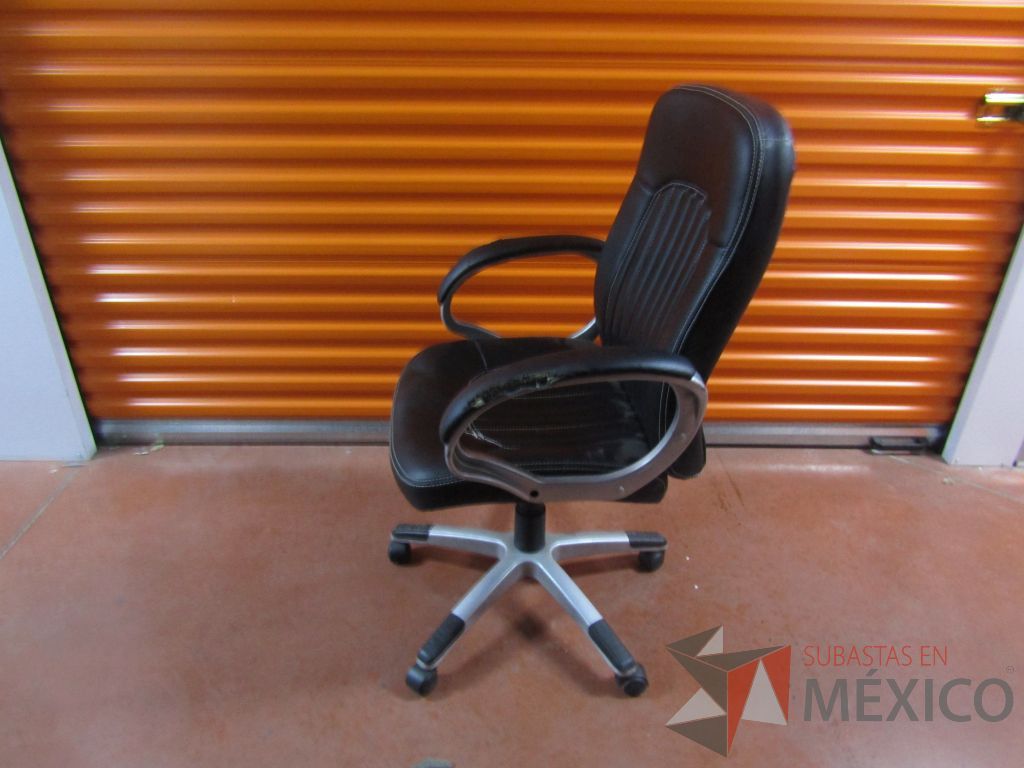 Lote 013 - Silla operativa con ruedas, asiento y respaldo tipo piel color negro (Descansabrazos dañados) - Imagen 6