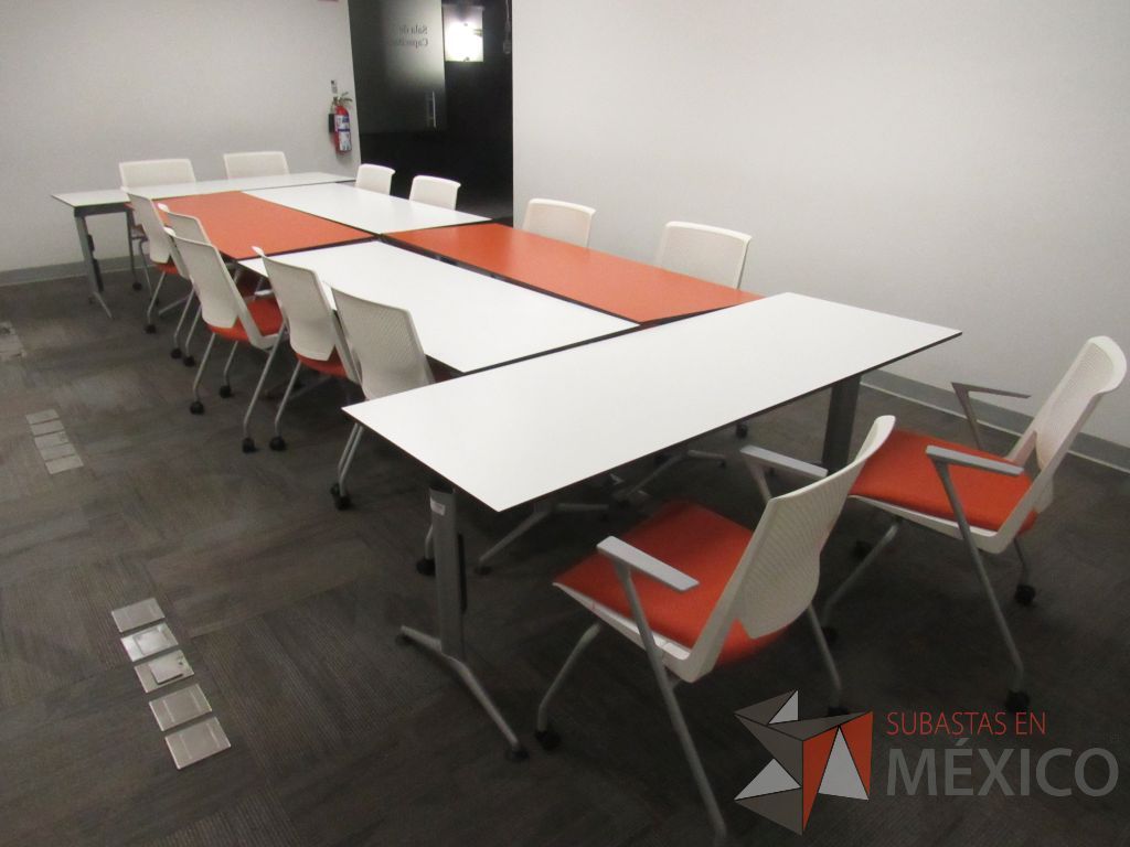 Lote 012 - Mesa de trabajo con base metálica y cubierta color naranja - Imagen 2