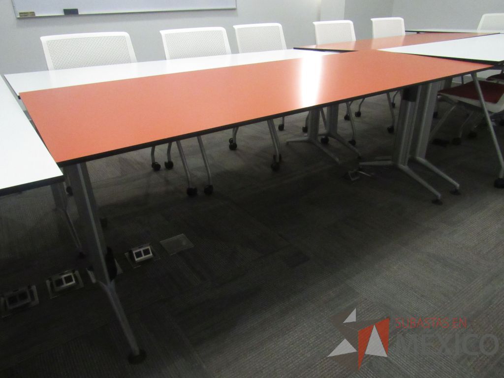 Lote 012 - Mesa de trabajo con base metálica y cubierta color naranja - Imagen 7