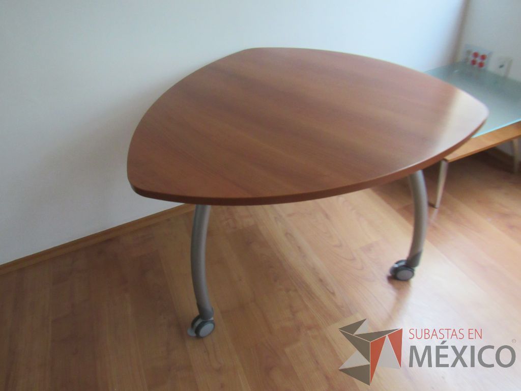 Lote 066 - Mesa de trabajo para 3 personas con 3 patas metálicas con ruedas