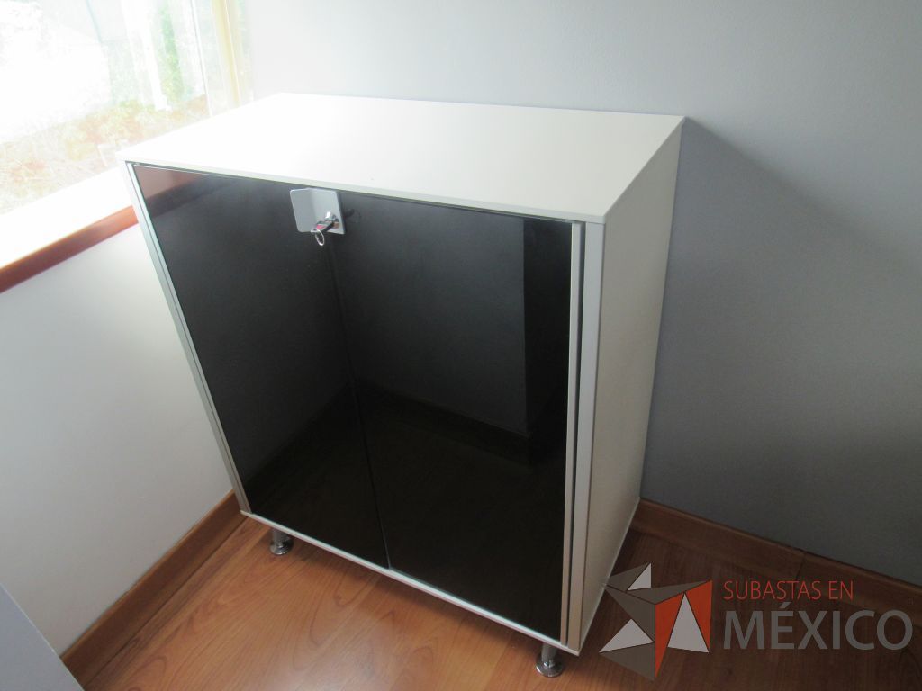 Lote 073 - Gabinete color blanco con 4 patas metálicas, 2 puertas de vidrio color negro