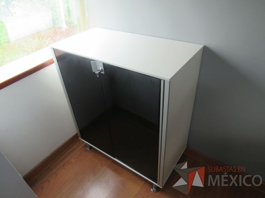 Lote 073 - Gabinete color blanco con 4 patas metálicas, 2 puertas de vidrio color negro - Imagen 2