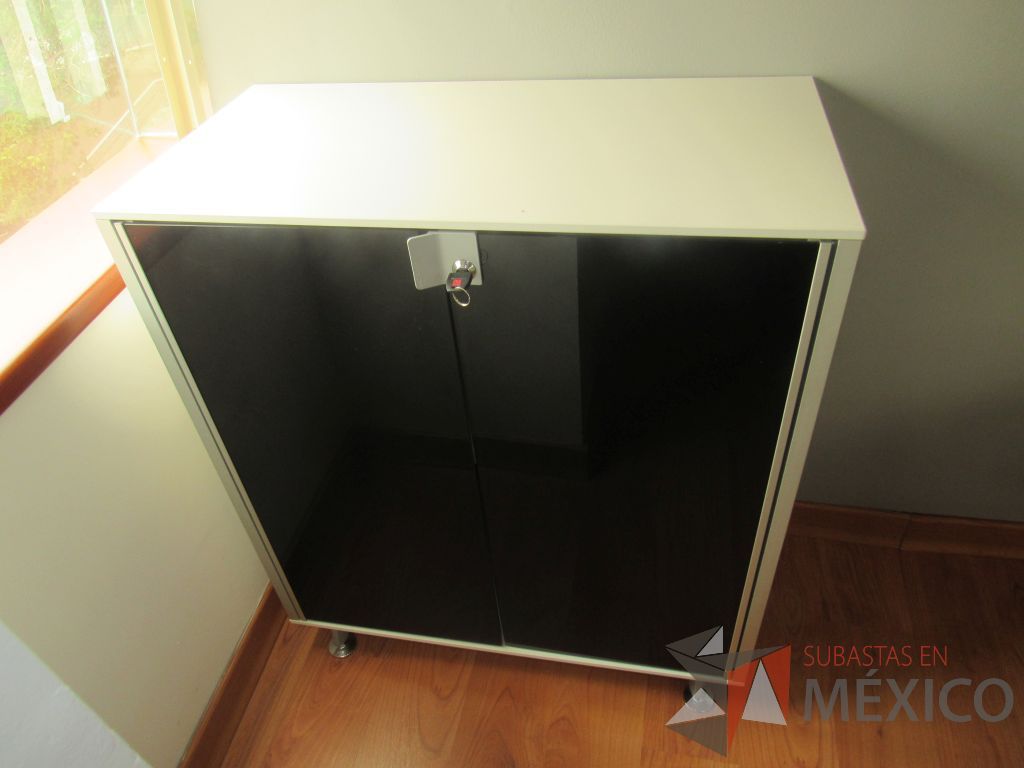 Lote 073 - Gabinete color blanco con 4 patas metálicas, 2 puertas de vidrio color negro - Imagen 3