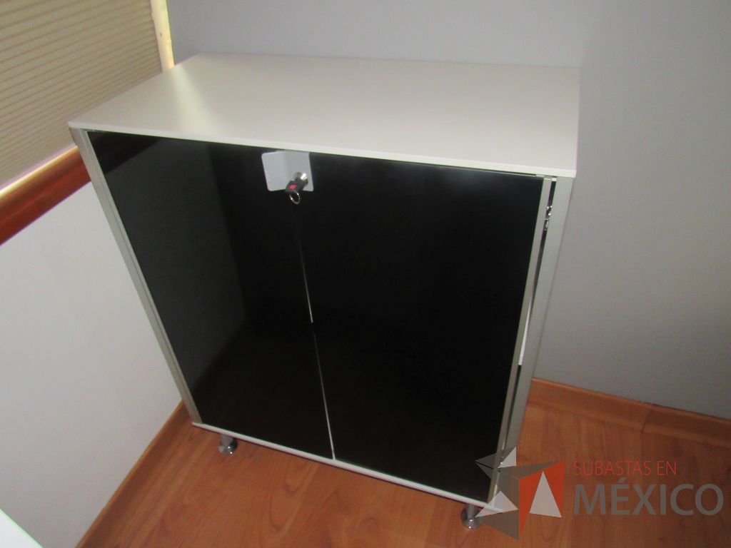 Lote 073 - Gabinete color blanco con 4 patas metálicas, 2 puertas de vidrio color negro - Imagen 4