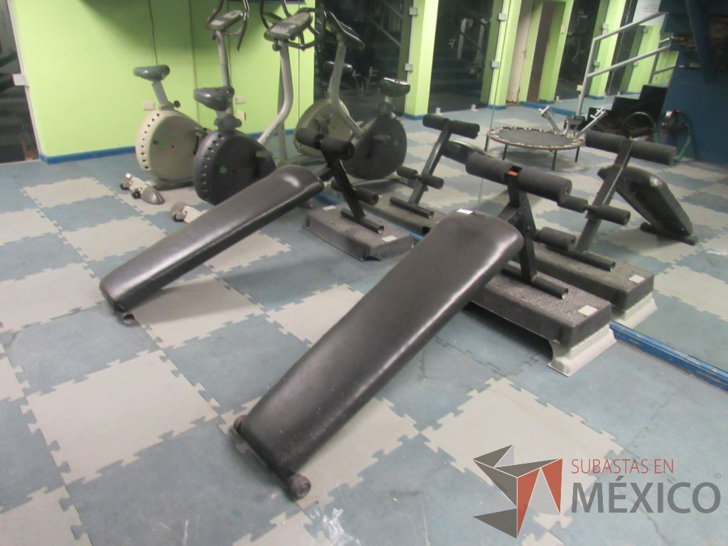 Lote 021 - Banco plano para abdominales y Bicicleta en mal estado, sin pedales y asiento roto