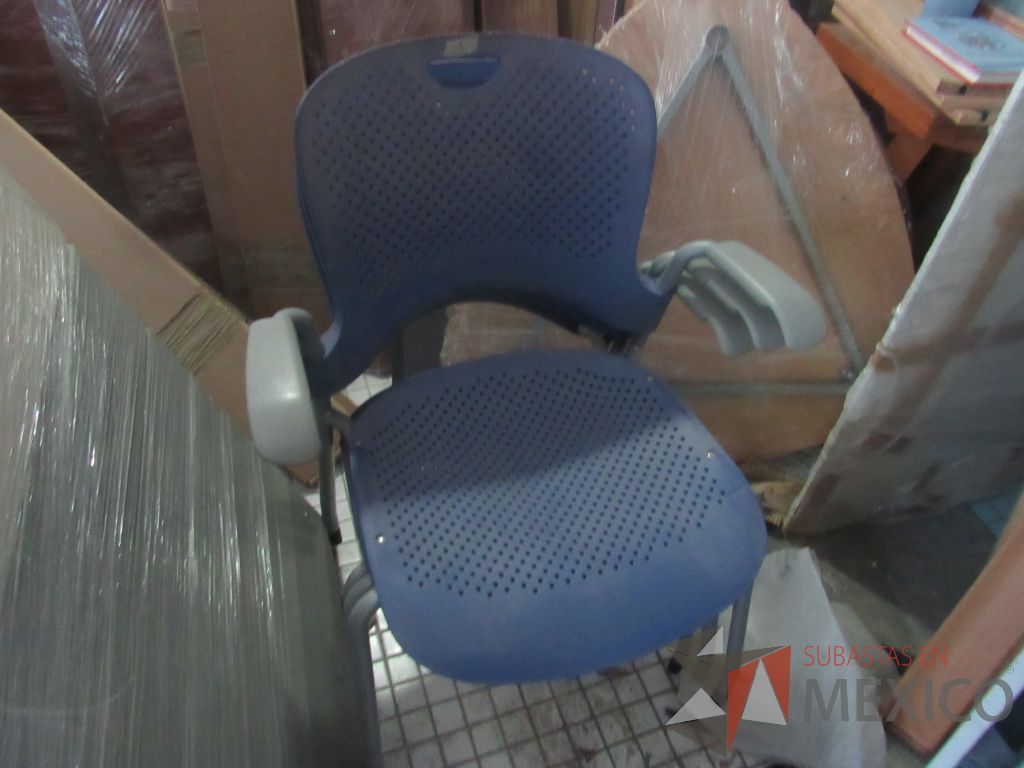 Lote 048 - 8 Sillas de visita con 4 patas metálicas con asiento y respaldo color azul