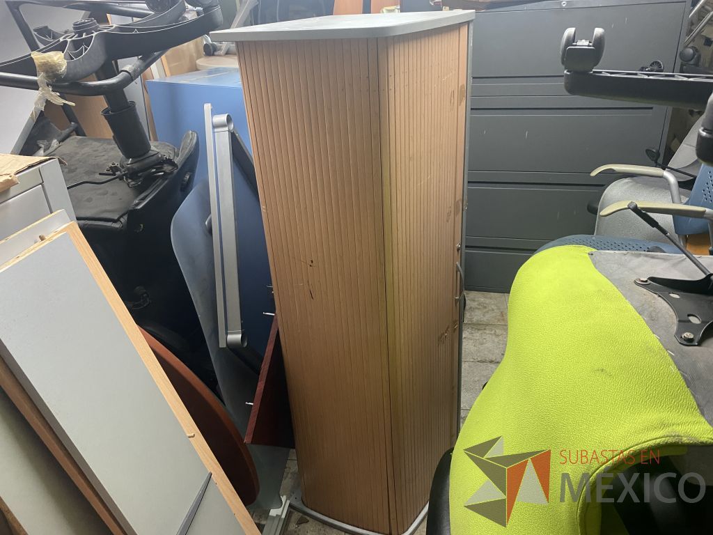 Lote 032 - 350 piezas para estaciones de trabajo, 2 mamparas altas con 4 gavetas y silla tipo piel - Imagen 22