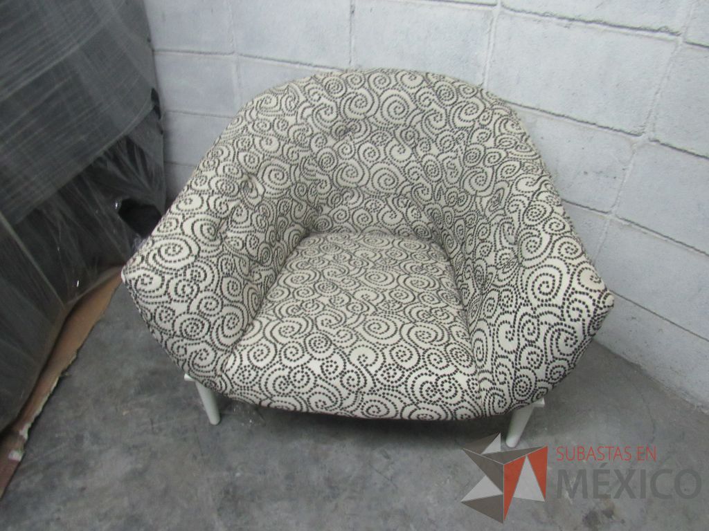 Lote 006 - Silla con base de madera color blanco, asiento y respaldo en tela