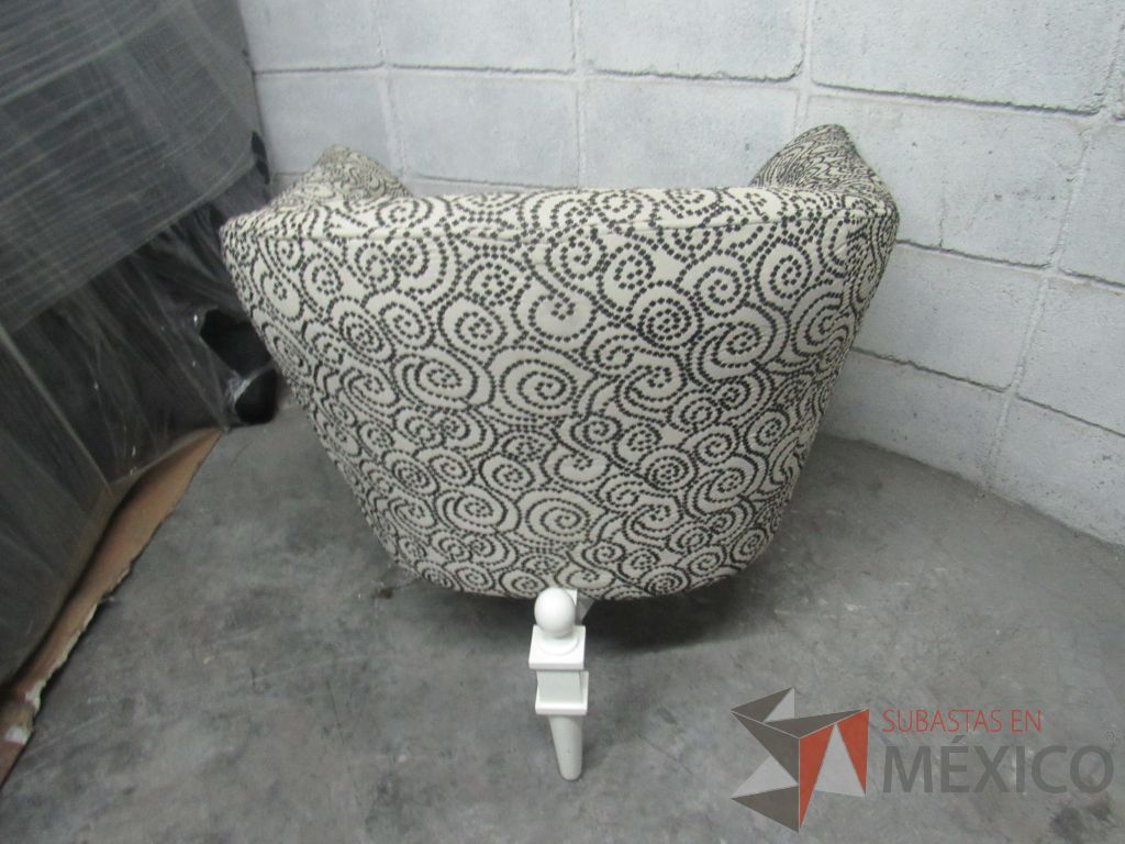 Lote 006 - Silla con base de madera color blanco, asiento y respaldo en tela - Imagen 5