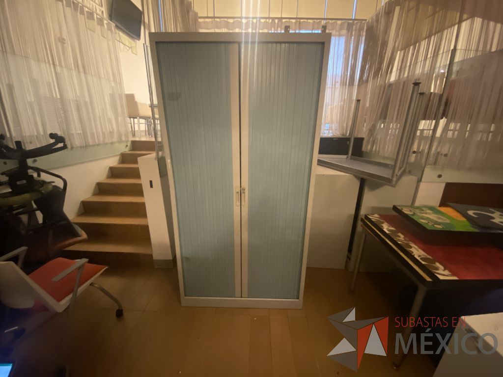 Lote 055 - Gabinete metálico alto con 2 puertas corredizas