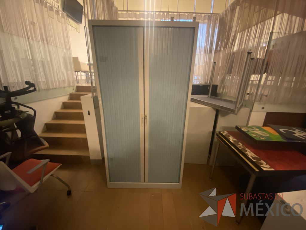 Lote 055 - Gabinete metálico alto con 2 puertas corredizas - Imagen 2