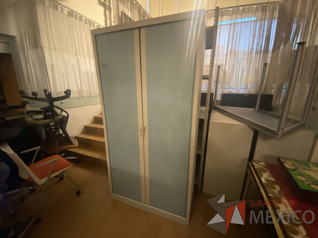 Lote 055 - Gabinete metálico alto con 2 puertas corredizas - Imagen 3