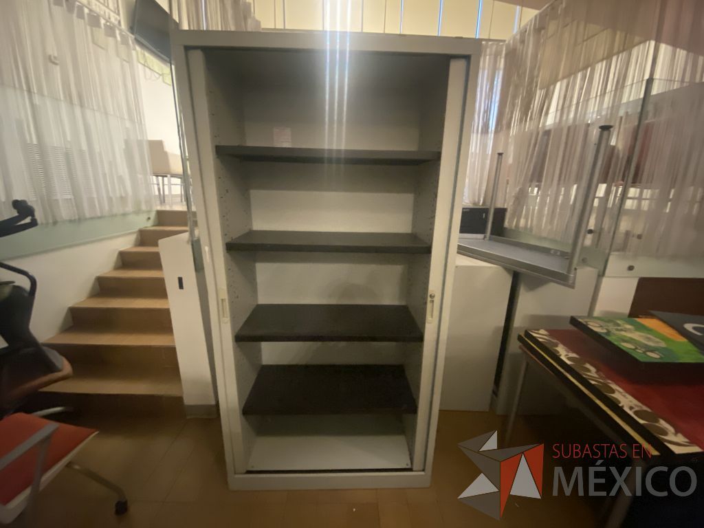 Lote 055 - Gabinete metálico alto con 2 puertas corredizas - Imagen 4