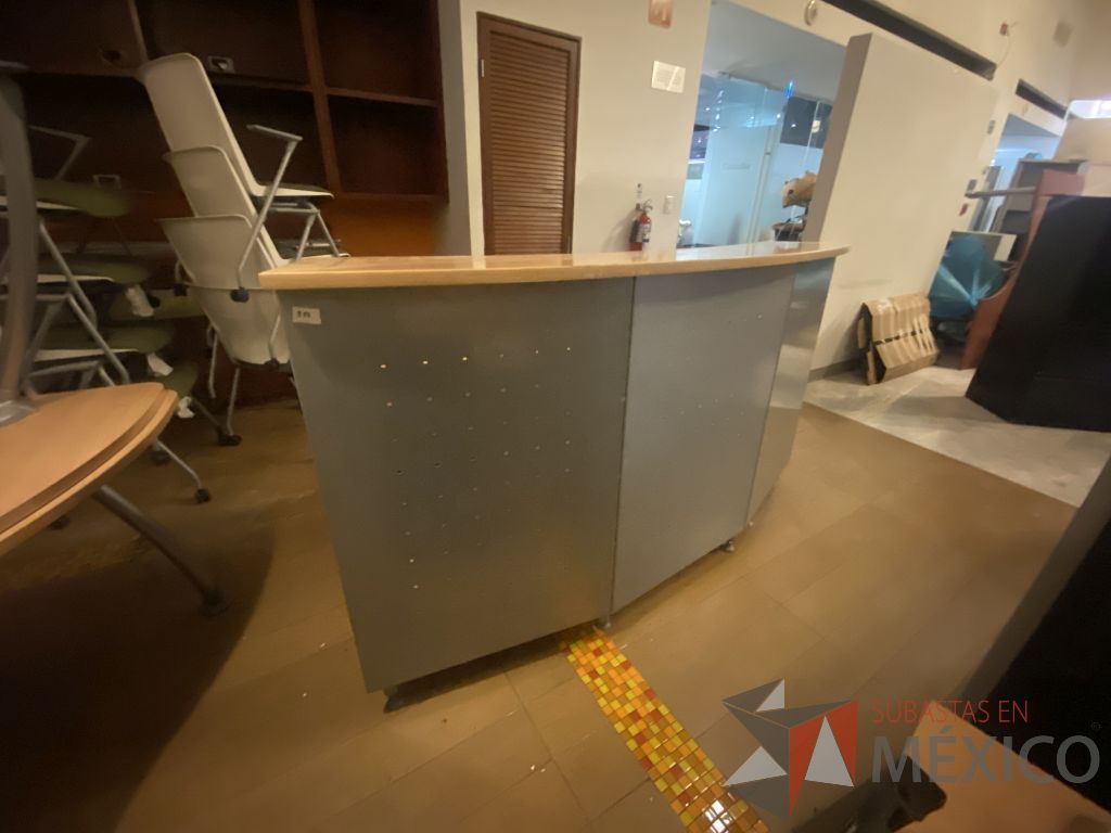 Lote 019 - Mueble de recepción con base metálica cubierta color madera y repisa - Imagen 2