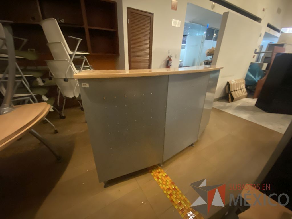 Lote 019 - Mueble de recepción con base metálica cubierta color madera y repisa - Imagen 3