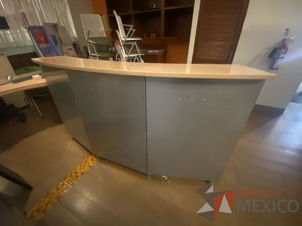 Lote 019 - Mueble de recepción con base metálica cubierta color madera y repisa - Imagen 4