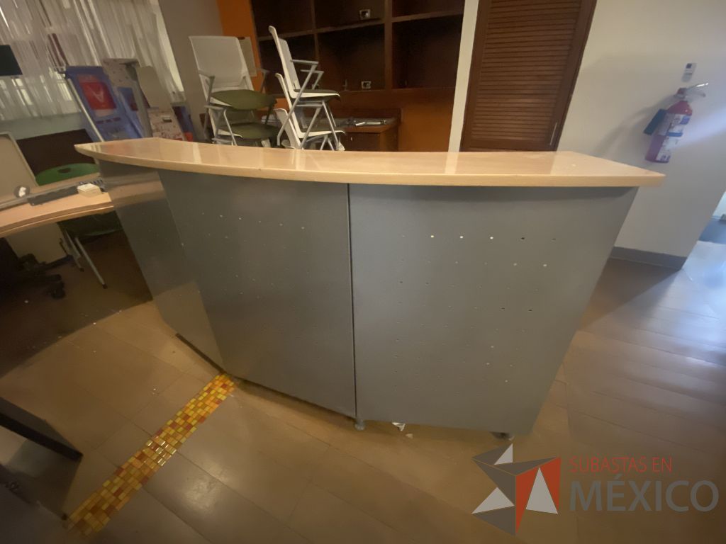 Lote 019 - Mueble de recepción con base metálica cubierta color madera y repisa - Imagen 5