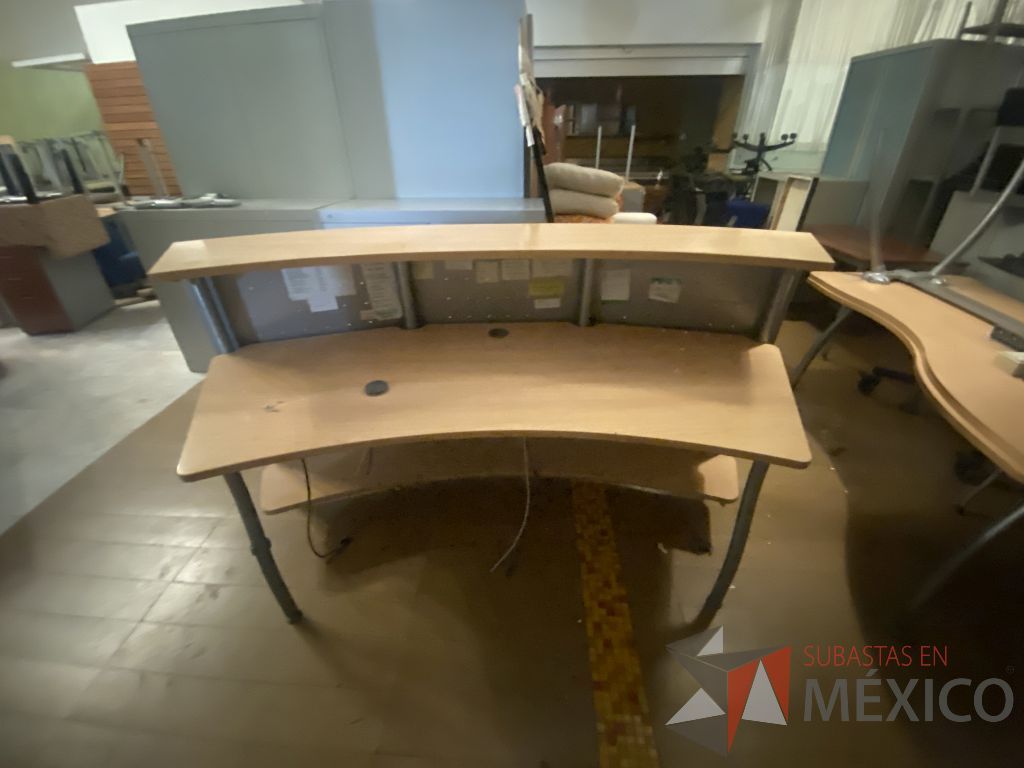 Lote 019 - Mueble de recepción con base metálica cubierta color madera y repisa
