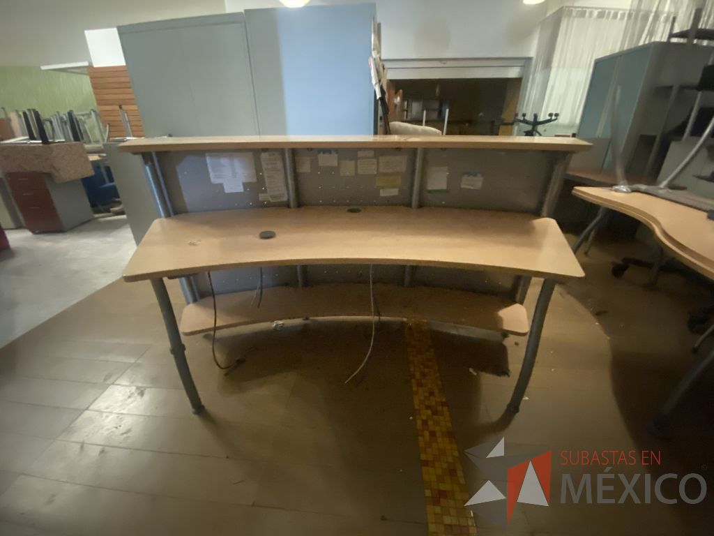 Lote 019 - Mueble de recepción con base metálica cubierta color madera y repisa - Imagen 6