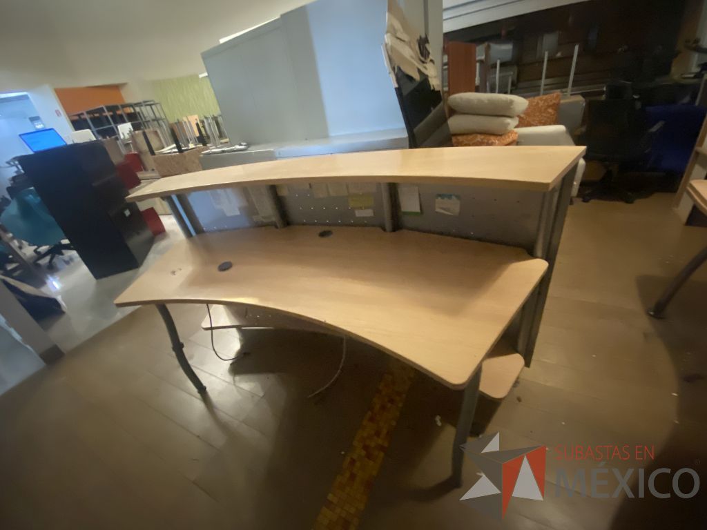 Lote 019 - Mueble de recepción con base metálica cubierta color madera y repisa - Imagen 7