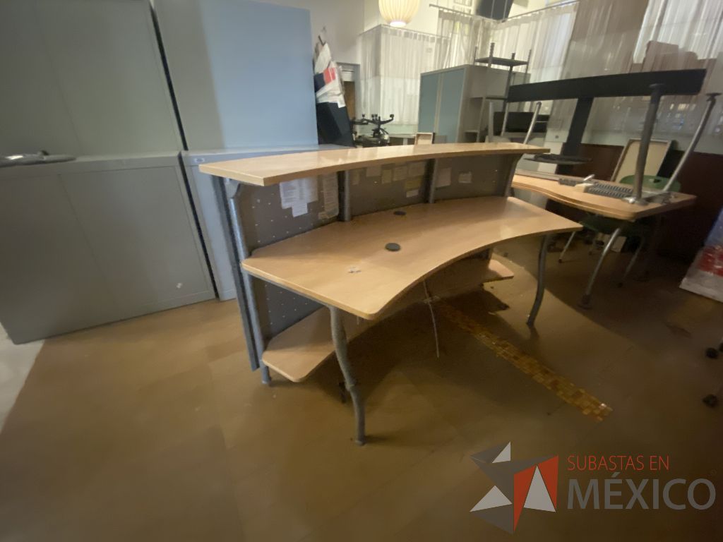 Lote 019 - Mueble de recepción con base metálica cubierta color madera y repisa - Imagen 8