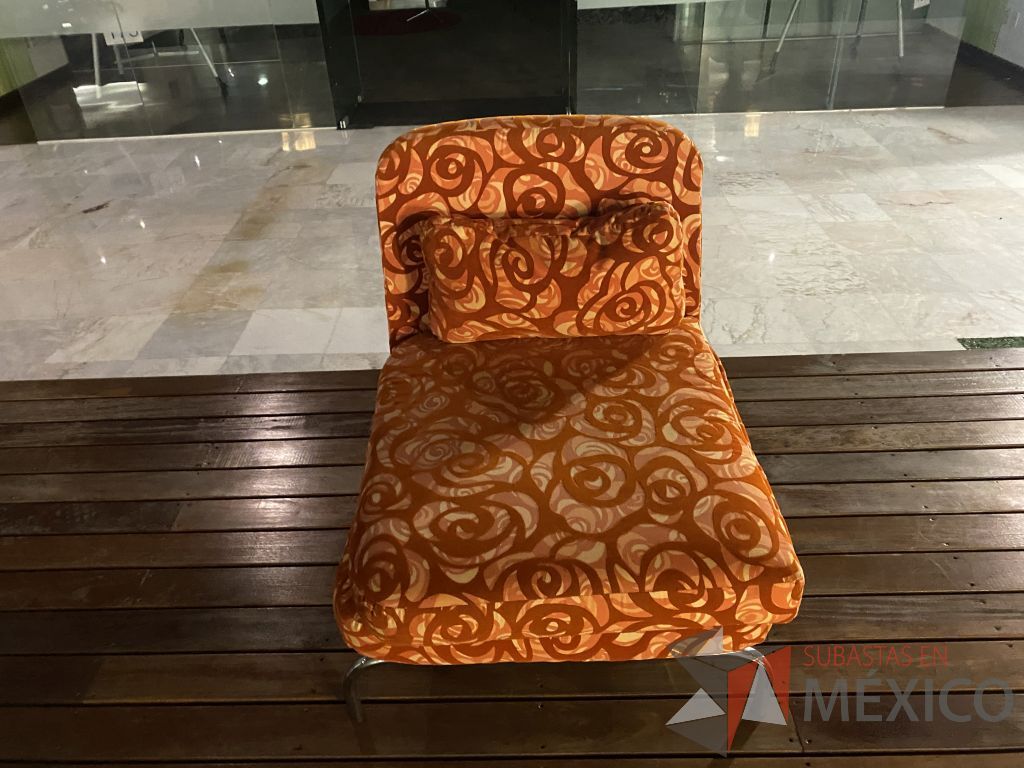 Lote 072 - Sillón de 1 plaza con 4 patas metálicas, asiento y respaldo en tela color naranja con rojo - Imagen 2