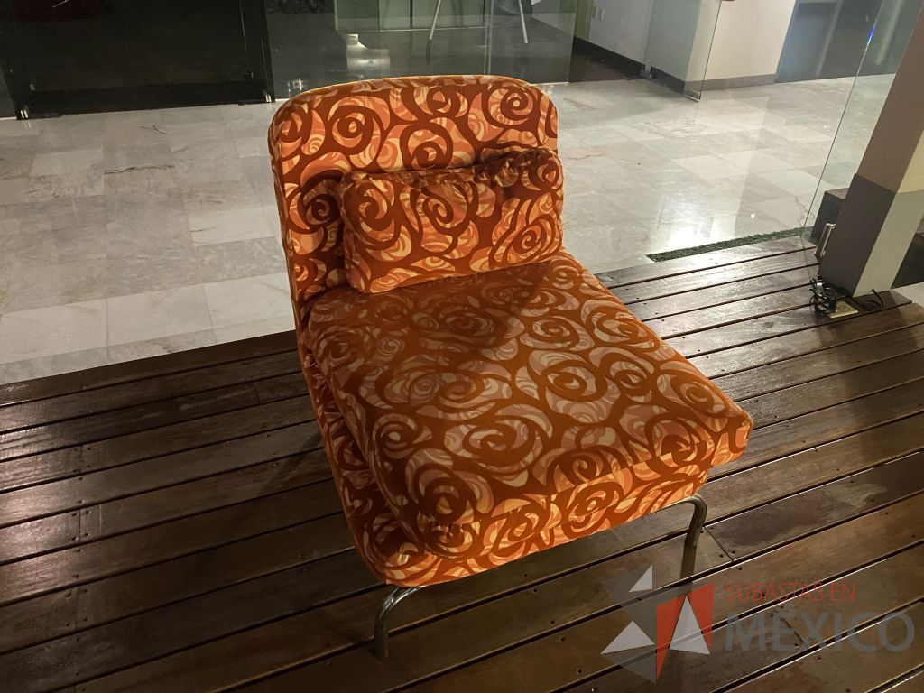 Lote 072 - Sillón de 1 plaza con 4 patas metálicas, asiento y respaldo en tela color naranja con rojo