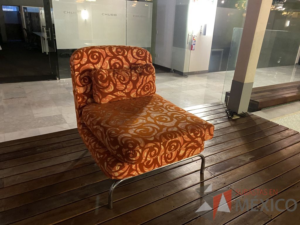 Lote 072 - Sillón de 1 plaza con 4 patas metálicas, asiento y respaldo en tela color naranja con rojo - Imagen 3
