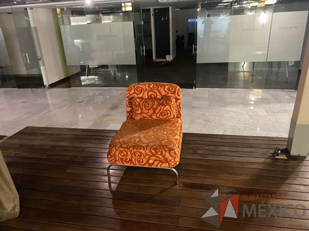 Lote 072 - Sillón de 1 plaza con 4 patas metálicas, asiento y respaldo en tela color naranja con rojo - Imagen 4
