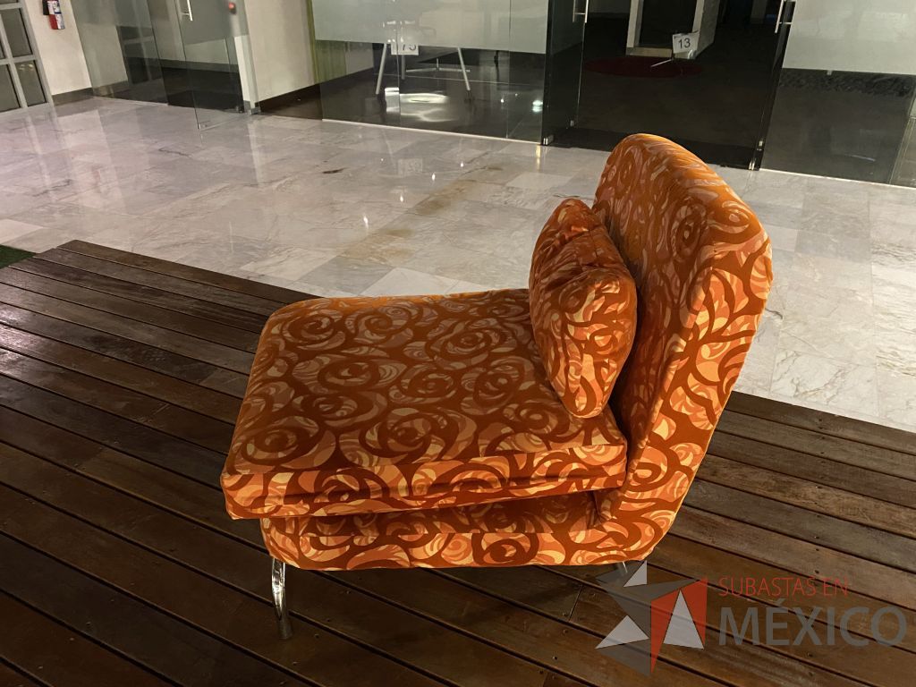 Lote 072 - Sillón de 1 plaza con 4 patas metálicas, asiento y respaldo en tela color naranja con rojo - Imagen 5