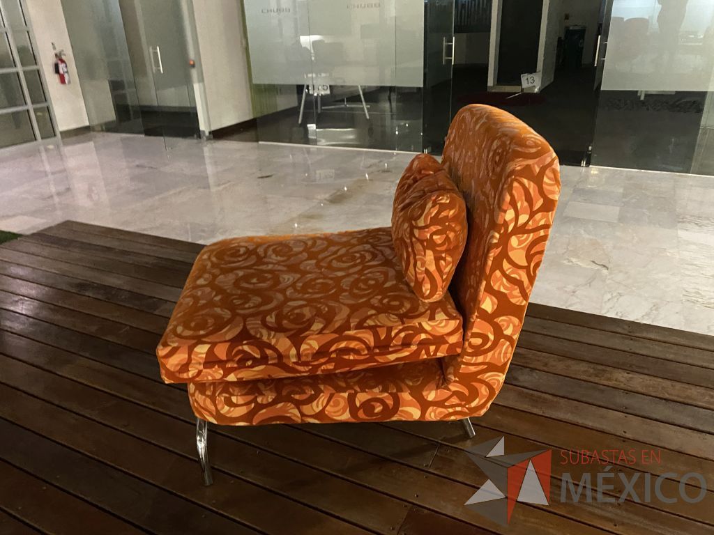 Lote 072 - Sillón de 1 plaza con 4 patas metálicas, asiento y respaldo en tela color naranja con rojo - Imagen 6