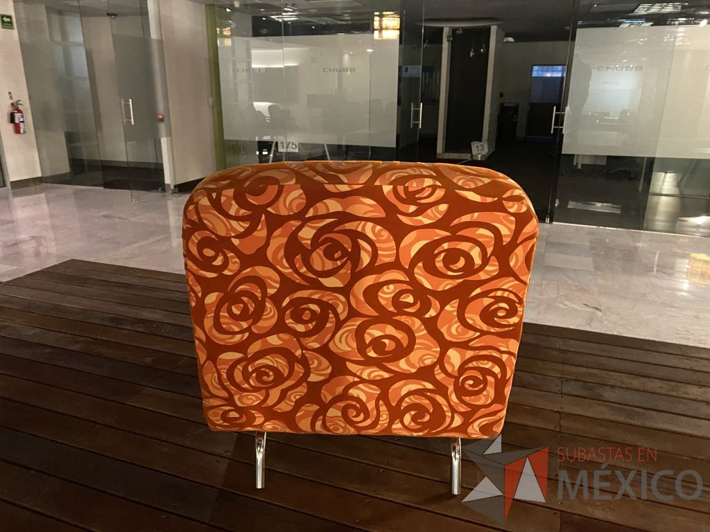 Lote 072 - Sillón de 1 plaza con 4 patas metálicas, asiento y respaldo en tela color naranja con rojo - Imagen 7